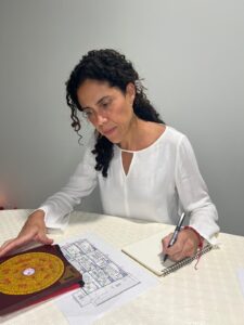 María consultora profesional de Deng Shui San Yuan trabajando con brújula Lo Pan